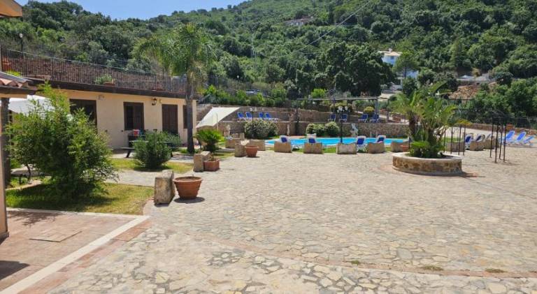 Serviced apartment with yard, private pool & patio — photo 4