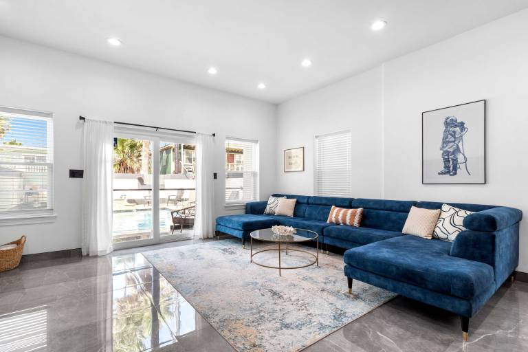 Vacation home with yard, barbecue & private pool | Water view | Suitable for remote work — photo 2
