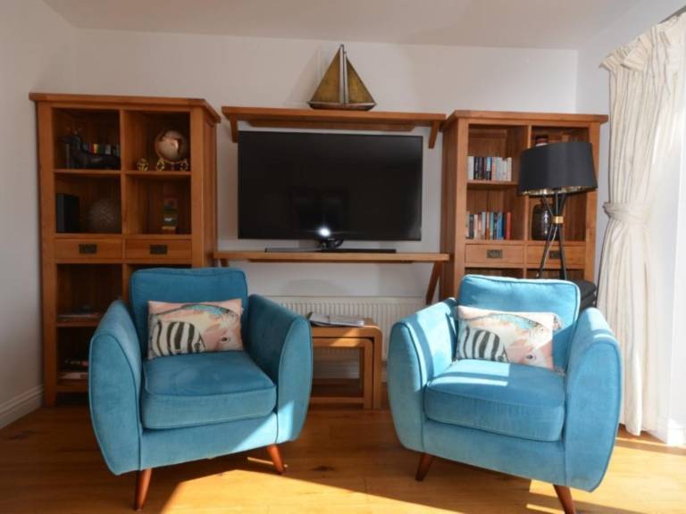 Fully equipped cottage with yard | Water view | Pets allowed — photo 3