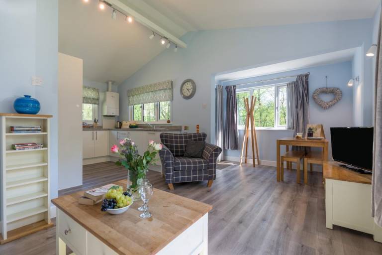 Lodge with patio, garden & hot tub | Pets allowed — photo 3