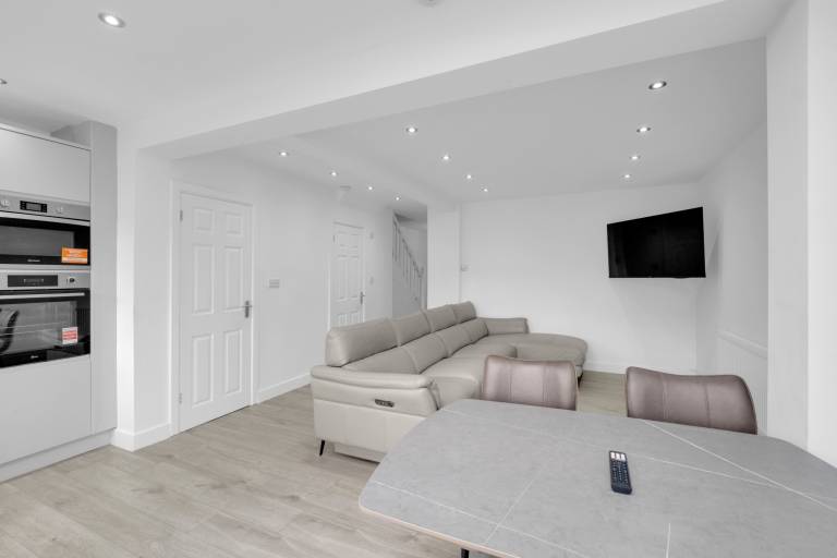 4 Bed Sleeps 8 Free Parking Garden