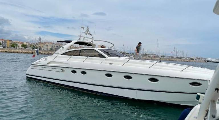 Boat with pool in Cannes