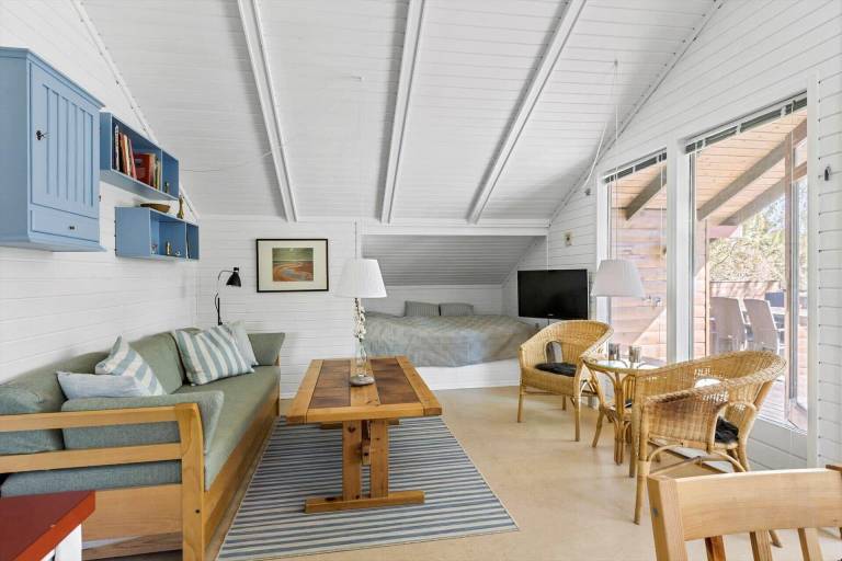 House with patio — photo 2