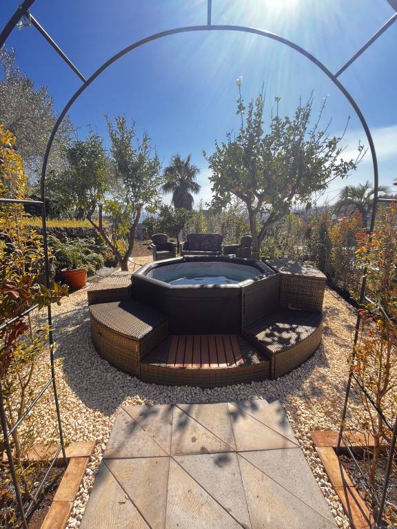 Villa with hot tub, garden & patio | Sea view — photo 5