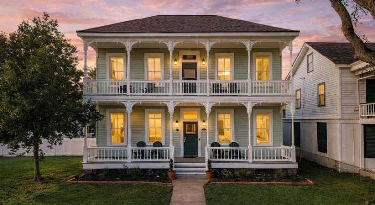 Vacation home with hot tub, terrace & barbecue in Galveston, TX