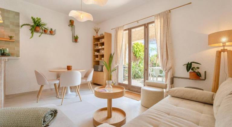 Holiday apartment with yard, barbecue & patio — photo 2
