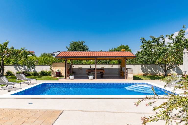 Vacation home with patio, garden & BBQ — photo 4