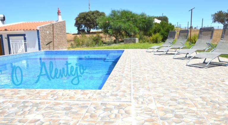 Vacation home with terrace, grill & private pool — photo 5