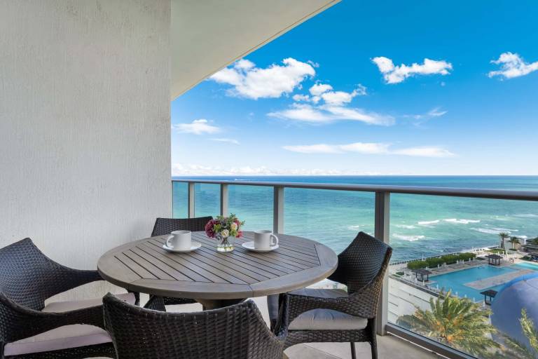 Luxe Stay- Pool, Gym, Oceanfront in Hollywood in Aventura, FL