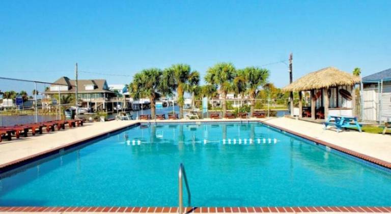 Vacation home with private pool, garden & barbeque — photo 4