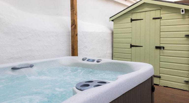 House with hot tub — photo 4