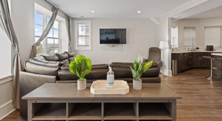 Steps from the Beach Spacious Modern 4BR 2BA Apt — photo 3