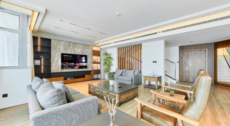 Apartment with pool — photo 2