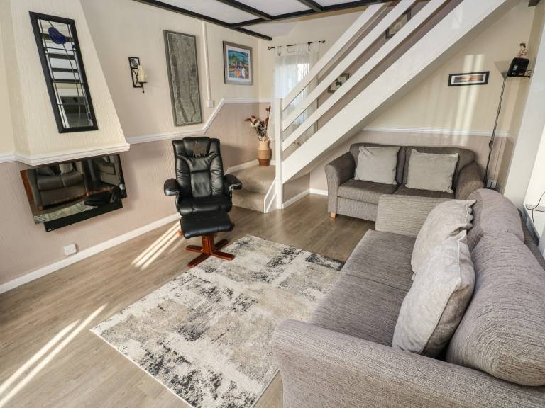 Child-friendly cottage with pool, barbeque & garden | Pets allowed — photo 4