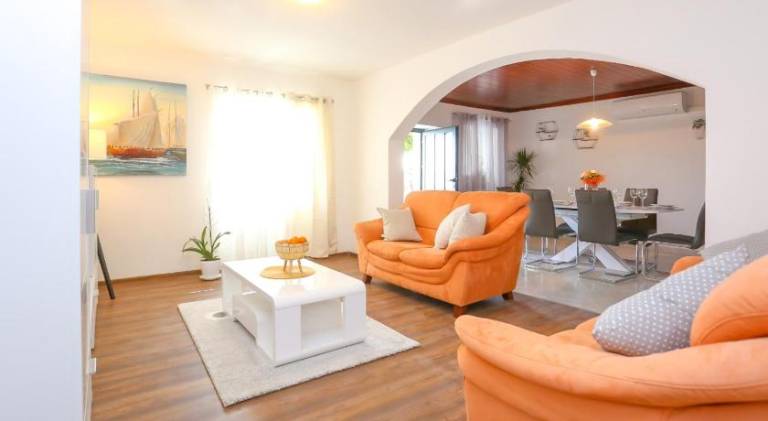 Apartment with 3 rooms for 6 persons in Podstrana