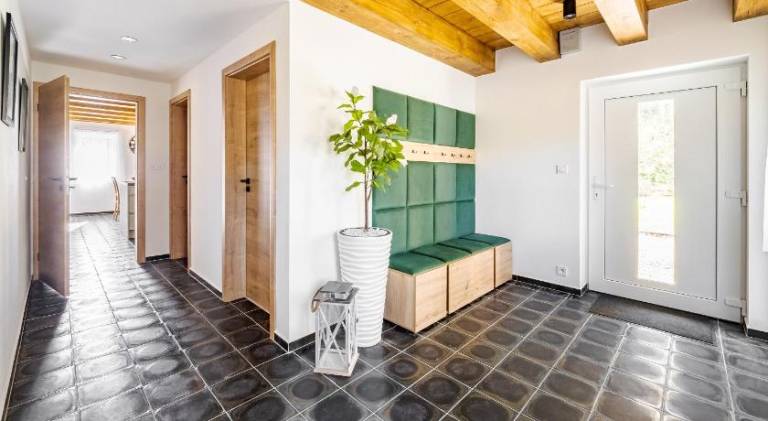 Villa with terrace & yard | Pet-friendly — photo 4