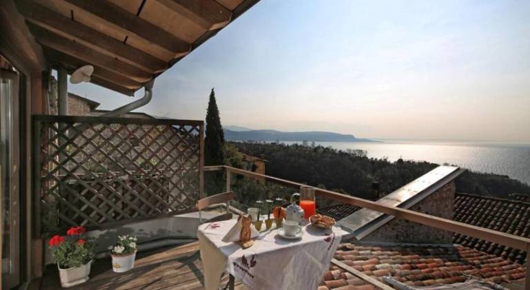 Apartment with terrace in Toscolano Maderno
