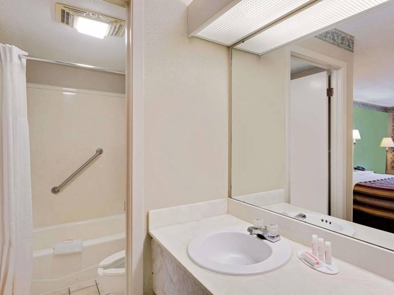 Days Inn & Suites by Wyndham Starkville — photo 5