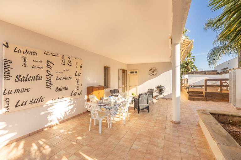 Villa with yard, barbecue & private pool | Garden view — photo 4