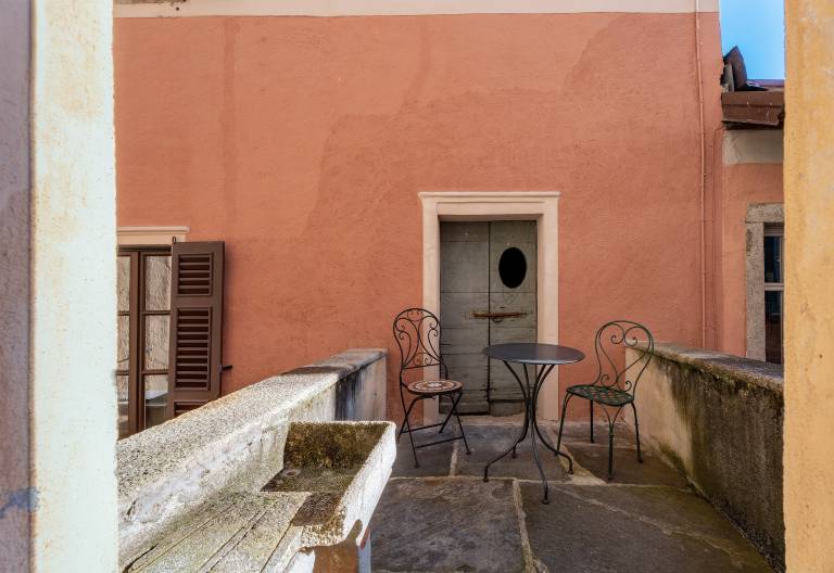 Holiday apartment with patio | City view — photo 4