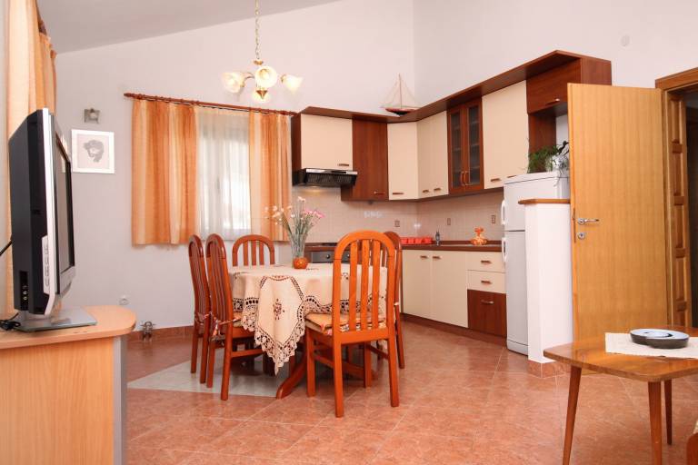 One bedroom apartment with balcony Jelsa, Hvar (A-196-b) — photo 4