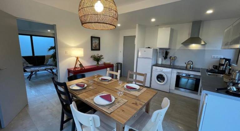 Holiday apartment with yard & patio — photo 3