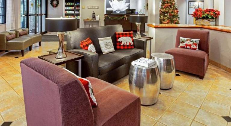 La Quinta Inn & Suites by Wyndham Milwaukee Delafield — photo 3
