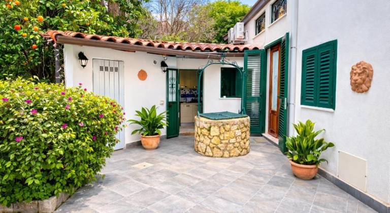 Villa with hot tub in Aci Castello