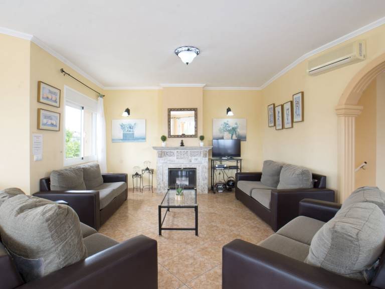 Children-friendly nice vacation home with private pool, terrace & yard | Mountain view | Dogs allowed — photo 4