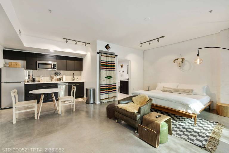 Saturn s Studio Apartment with Pool