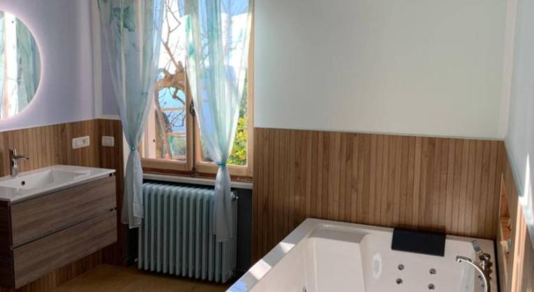 House with jacuzzi — photo 3