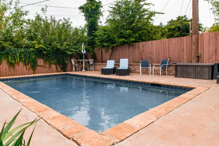 House with garden & pool in Oklahoma City, OK