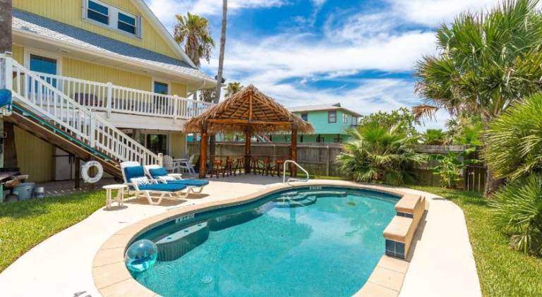 Pleasant vacation home with pool | Pet-friendly in Port Aransas, TX