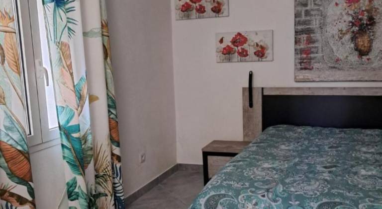 Rental apartment with pool, yard & patio in Bonifacio