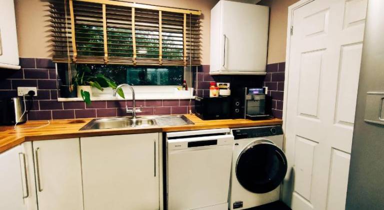 Cozy Four-Bedroom Home with Hot Tub, Garden, CONTRACTORS WELCOME - Close to Shops, Restaurants, Hosp — photo 4