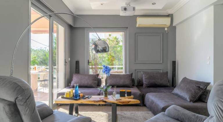 Holiday apartment with patio, hot tub & yard | Perfect for remote work | Pets are welcome in Glyfada