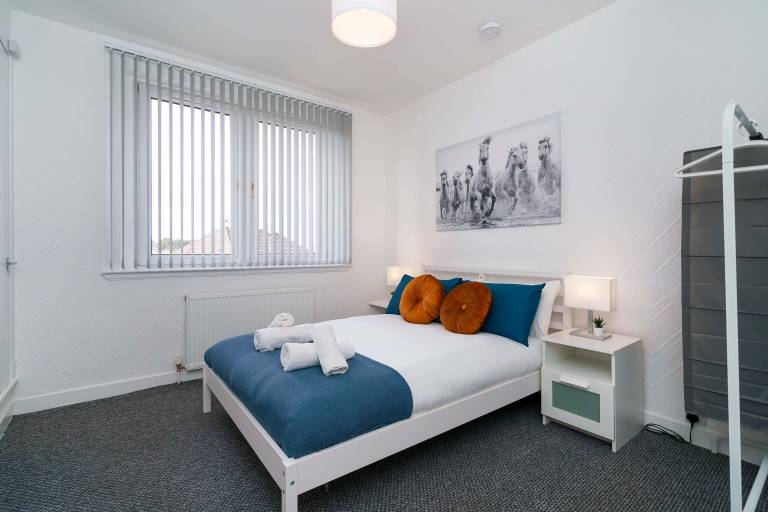 Free Parking 2 Bedroom Flat by Holiday Homes