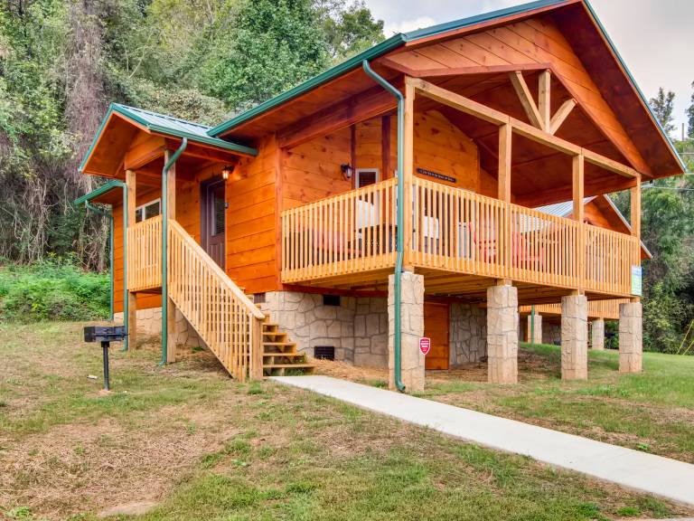 Riverside Pigeon Forge Pet Friendly Hot Tub Arcade WiFi in Pigeon Forge, TN