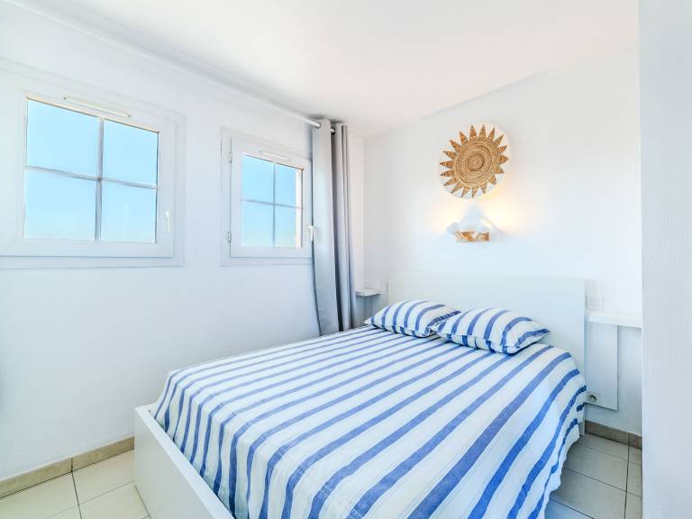 Rental apartment with yard, terrace & pool | Sea view — photo 3