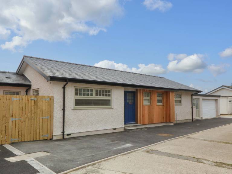 Cottage with garden | Beach view in Holyhead