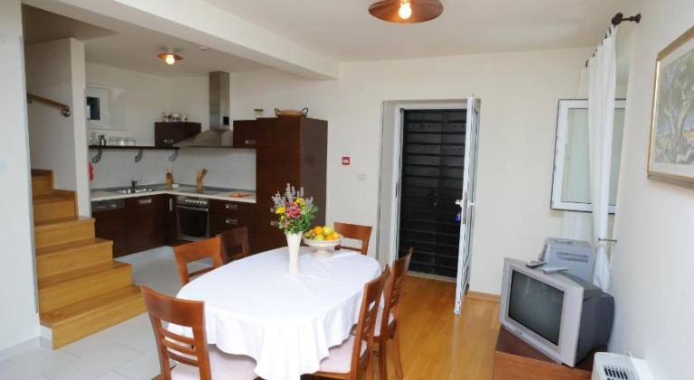 Rental apartment with terrace & yard | Suitable for remote work — photo 5
