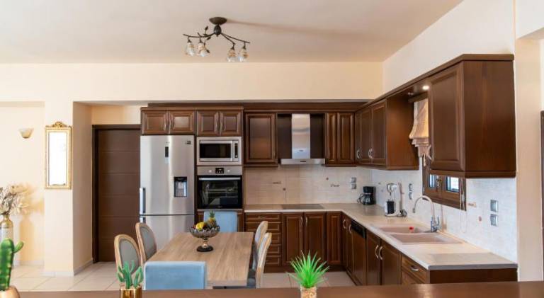 Fully equipped villa with private pool, BBQ & patio | Suitable for remote work | Dogs allowed — photo 4