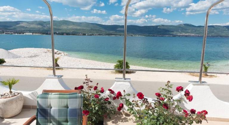 Holiday apartment with barbeque, terrace & yard in Okrug