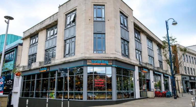 Cwtsh Hostel in Swansea