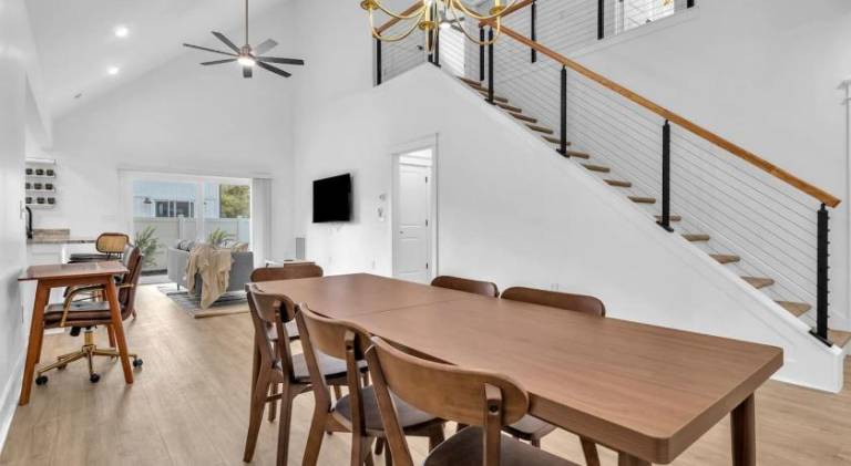 Stylish 4BR Walk to the Beach — photo 4