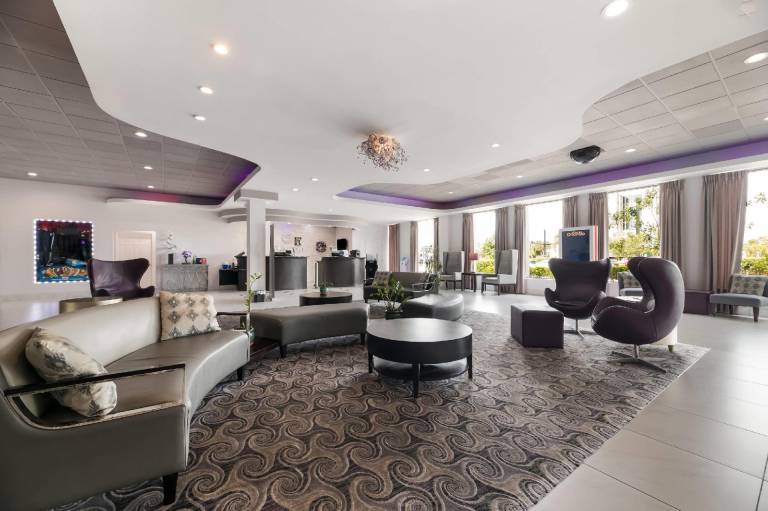 Clarion Inn & Suites Across From Universal Orlando Resort — photo 4