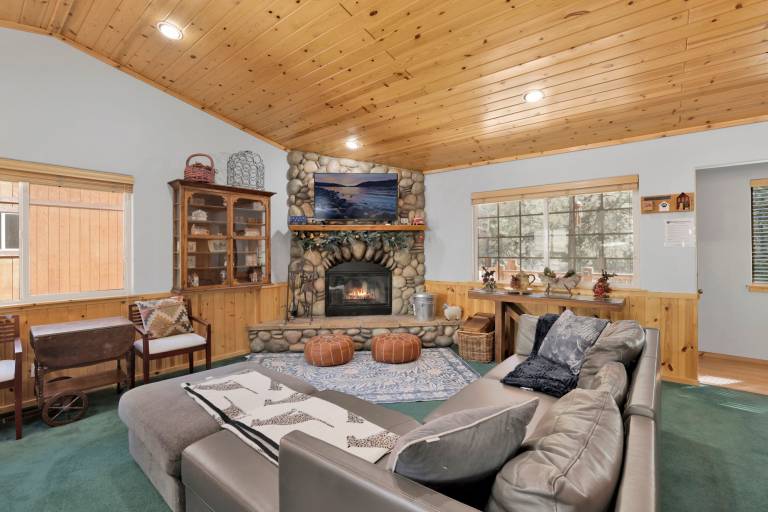 Family-friendly lovely cabin with jacuzzi & grill | Lake view | Pets are welcome in San Bernardino, CA