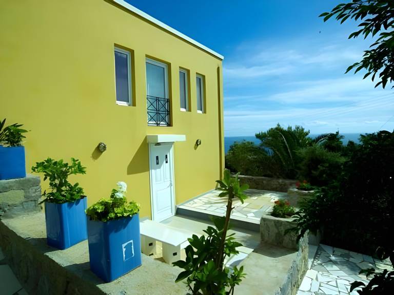 Serviced apartment with garden, pool & terrace in Ierapetra