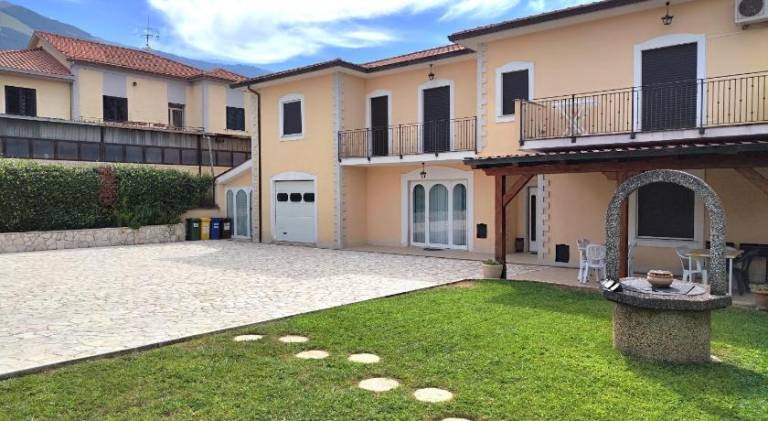 Rental apartment with garden, terrace & grill in Frosinone