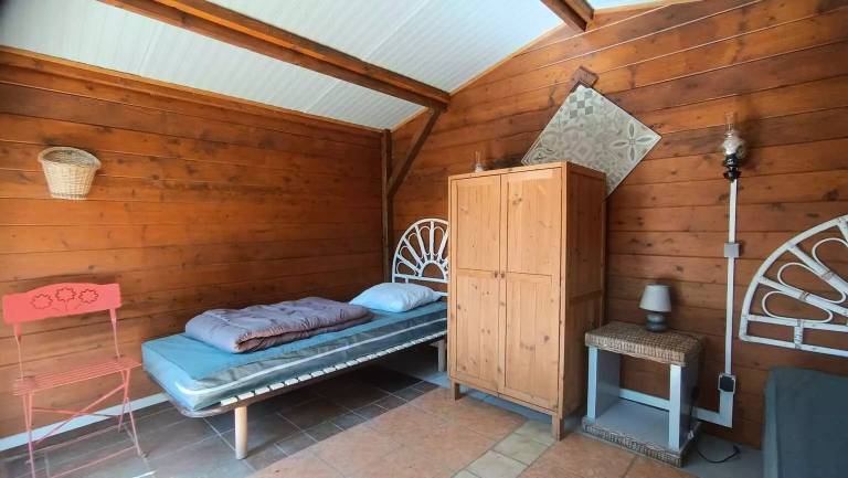 Chalet with barbeque & patio — photo 3